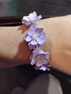 Fashion Jewelry Women's Lilac Floral Stretch Bracelet Missing One Silver Center